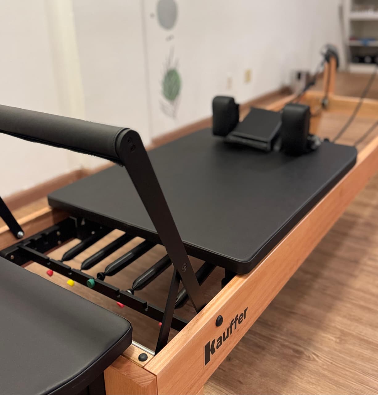 Interior do estúdio com equipamentos de pilates
