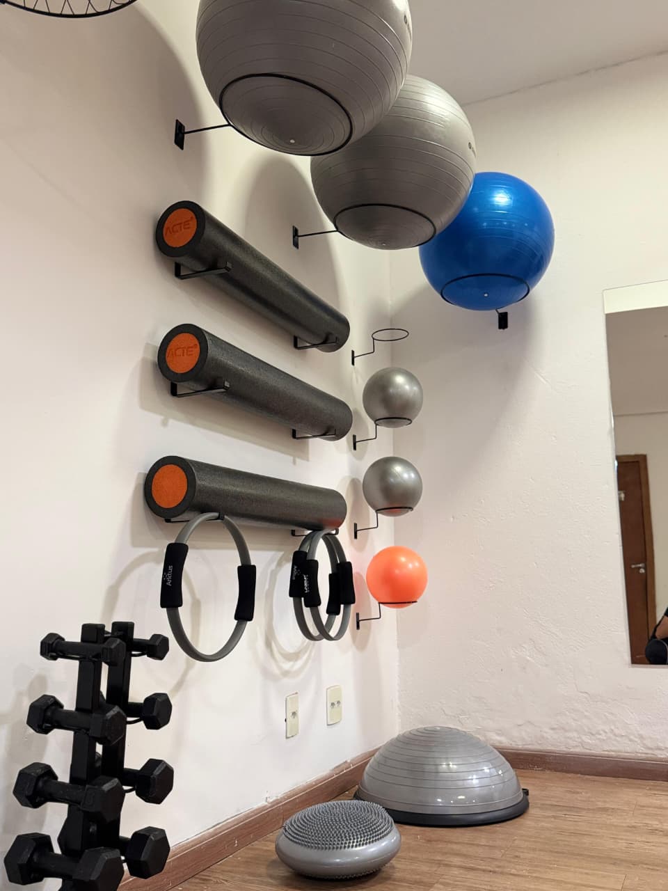 Interior do estúdio com equipamentos de pilates