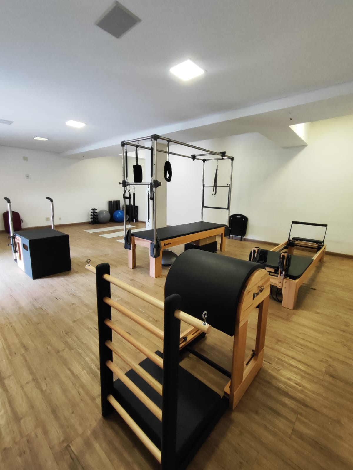 Interior do estúdio com equipamentos de pilates