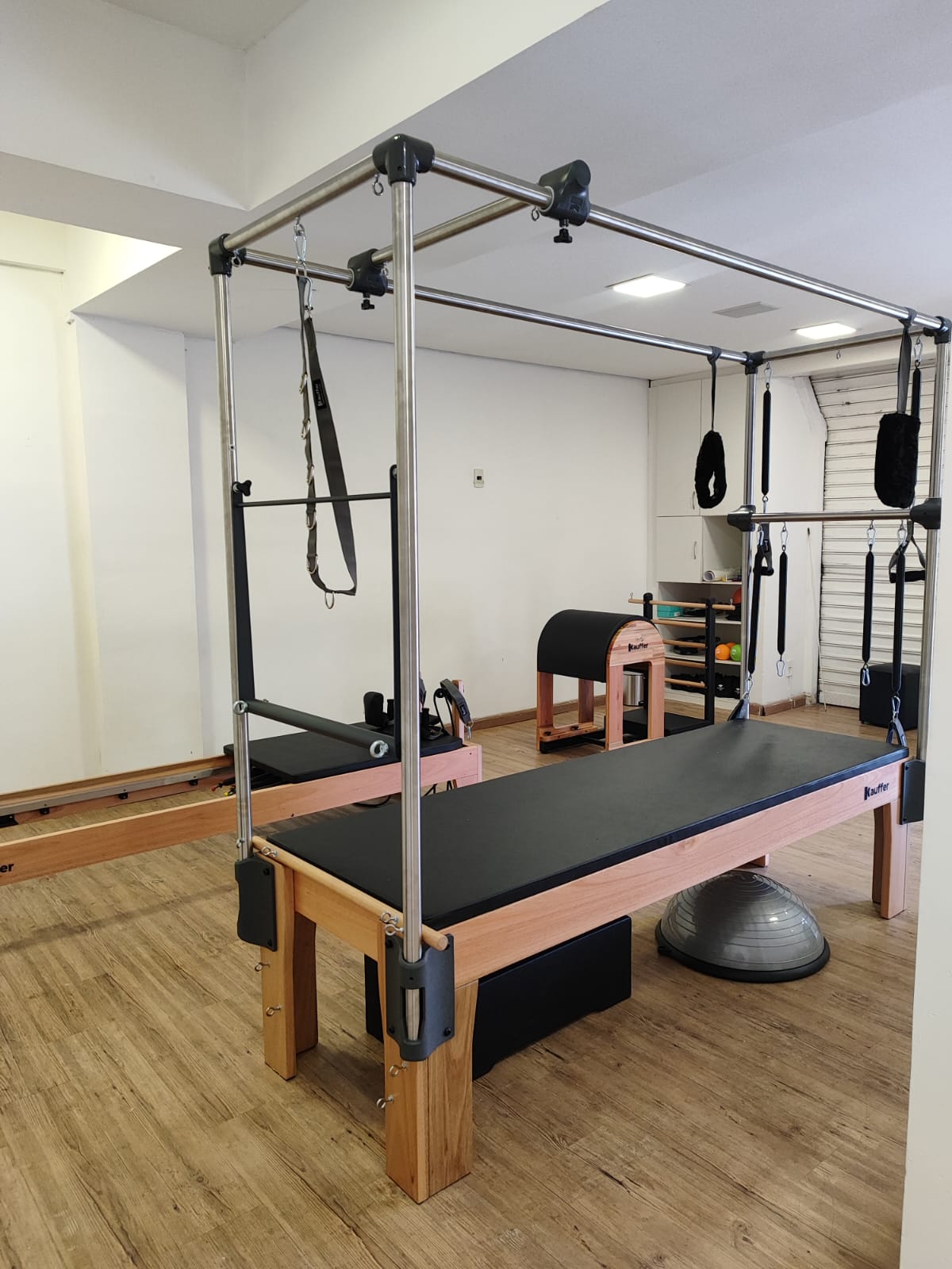 Interior do estúdio com equipamentos de pilates