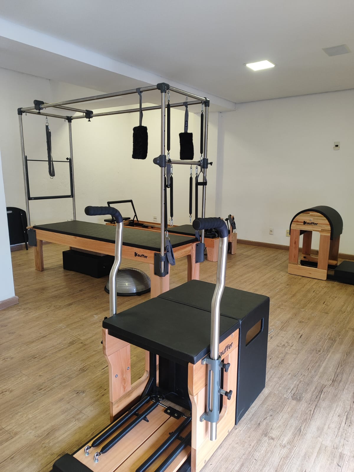 Interior do estúdio com equipamentos de pilates